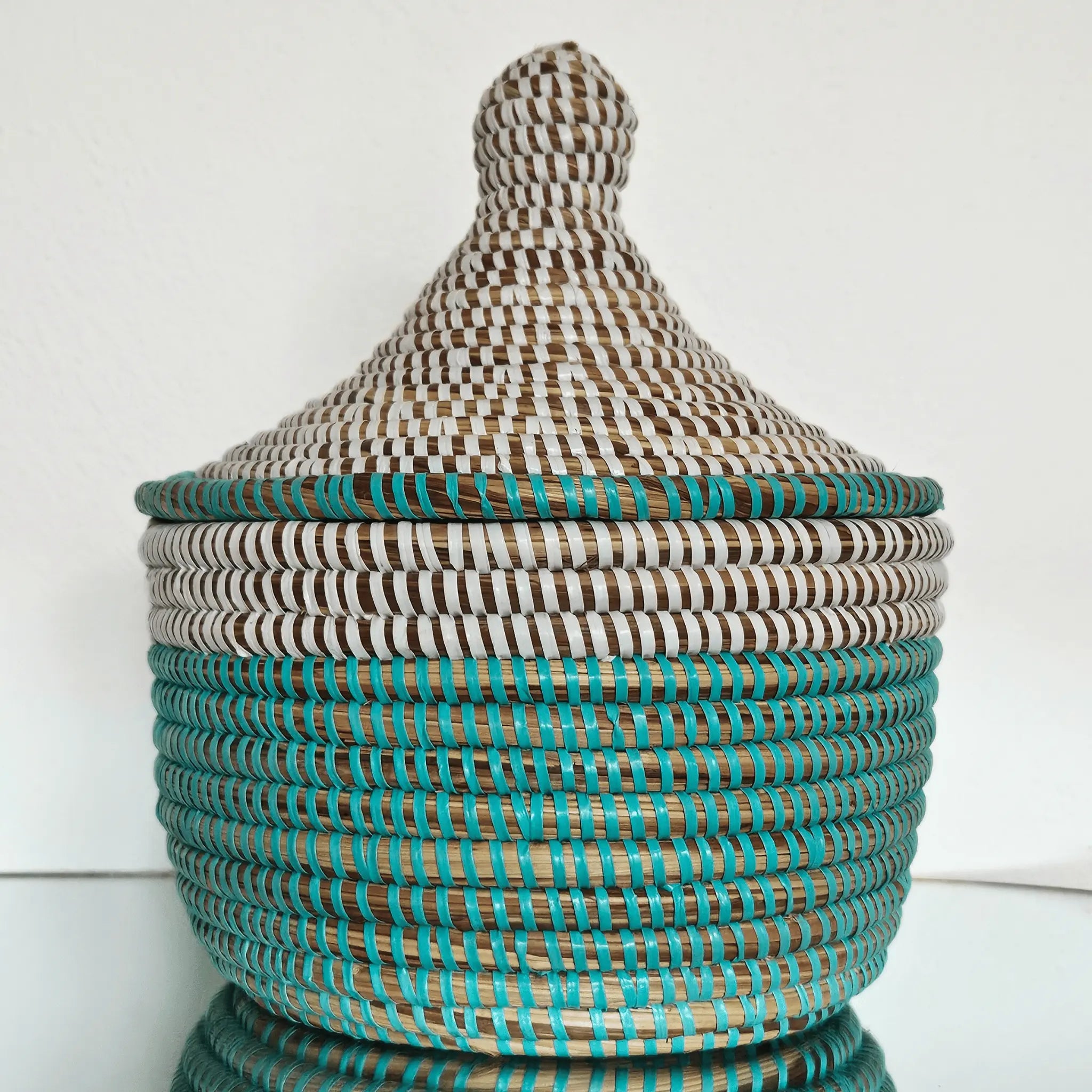 Image d'un panier décoratif blanc et bleu turquoise avec couvercle