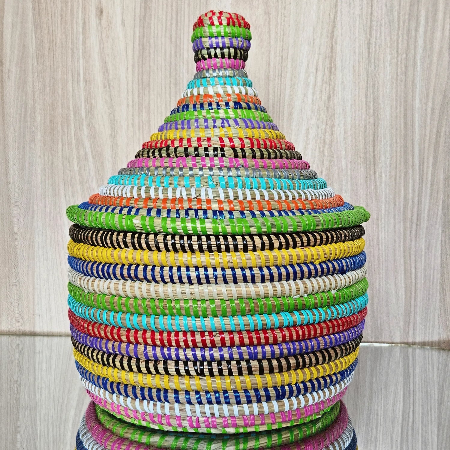 Image d'un panier rond tressé multicolore avec couvercle pour décoration et rangement