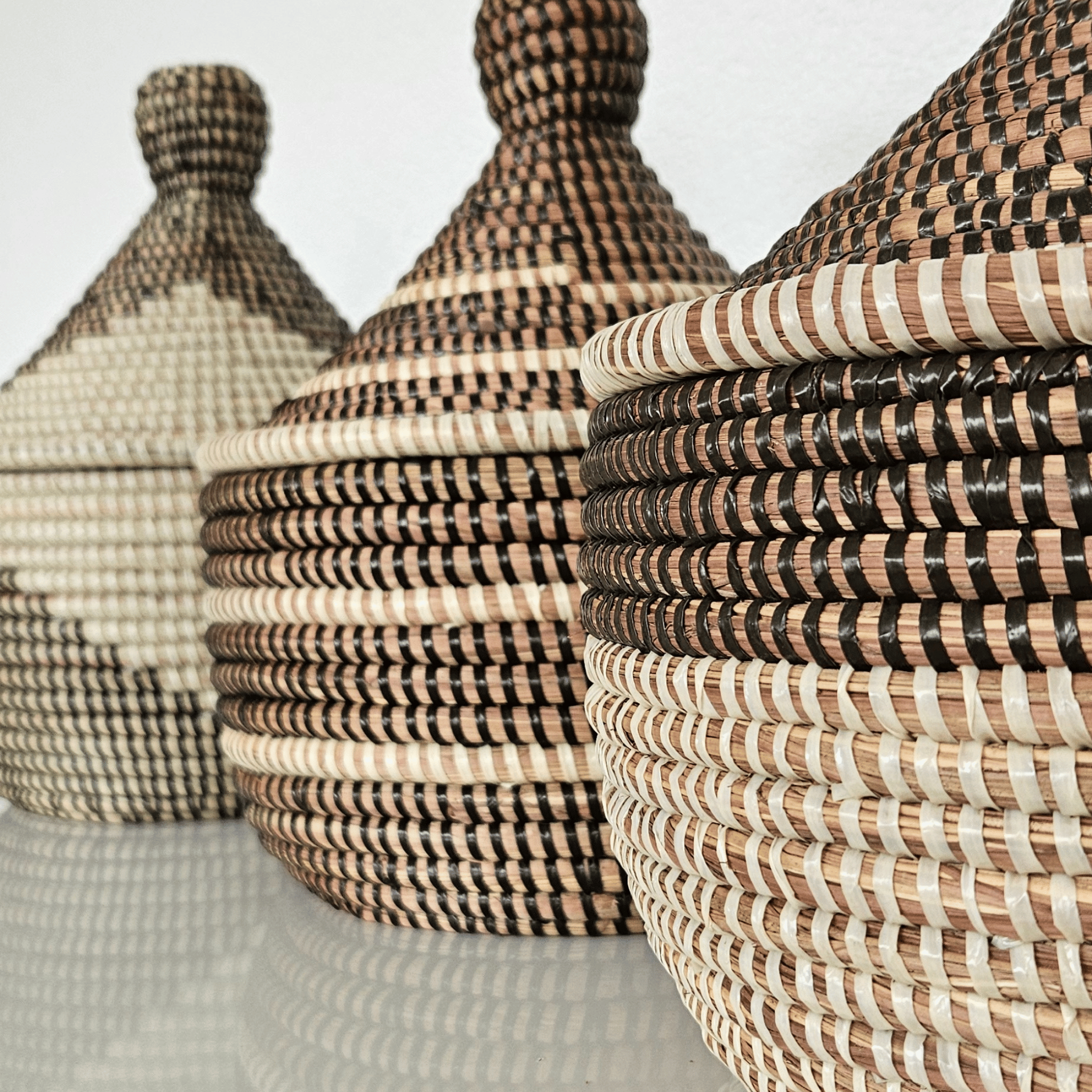 Image de paniers tressés rond beige blanc noir avec couvercle