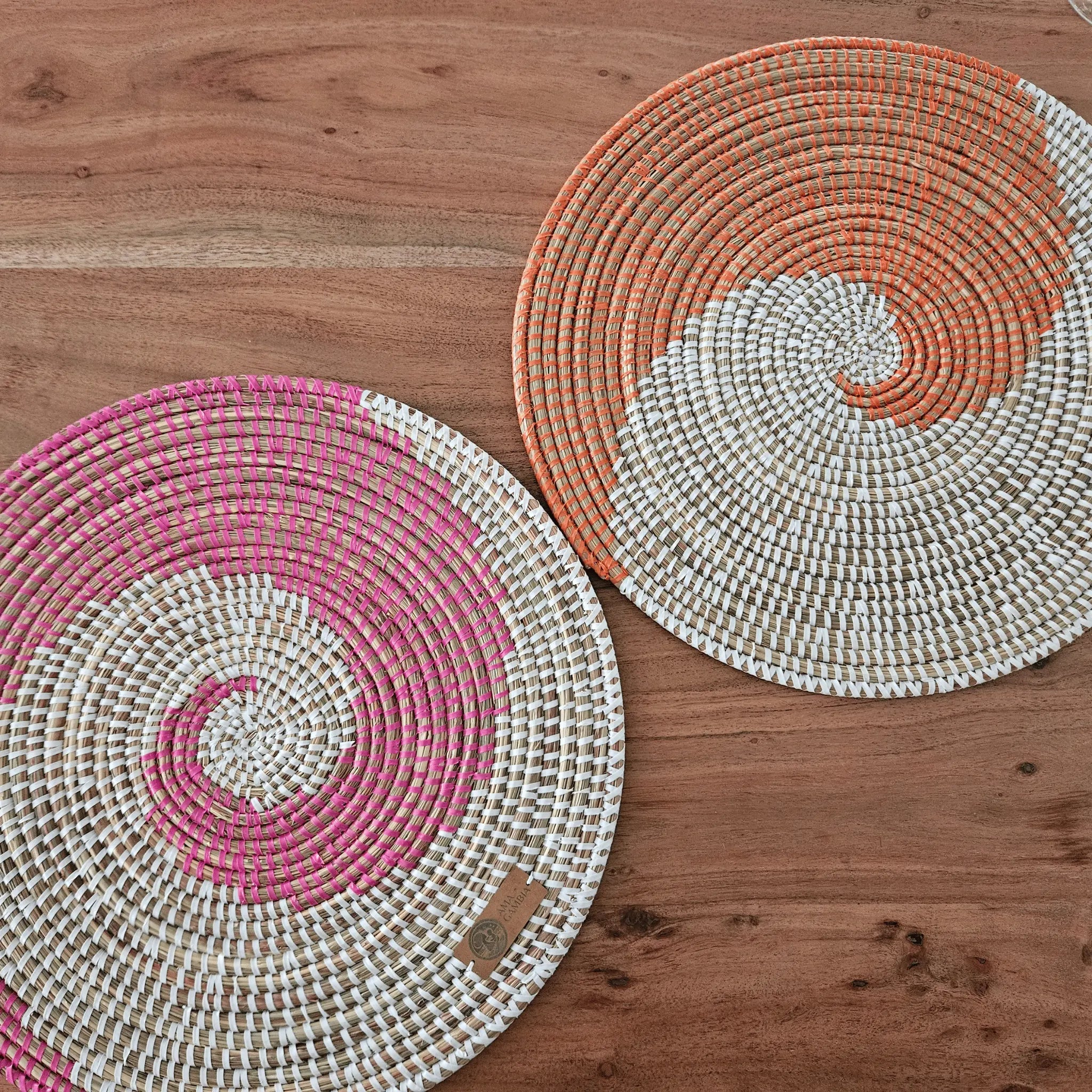 Image de deux sets de table ronds tressé blanc rose et orange