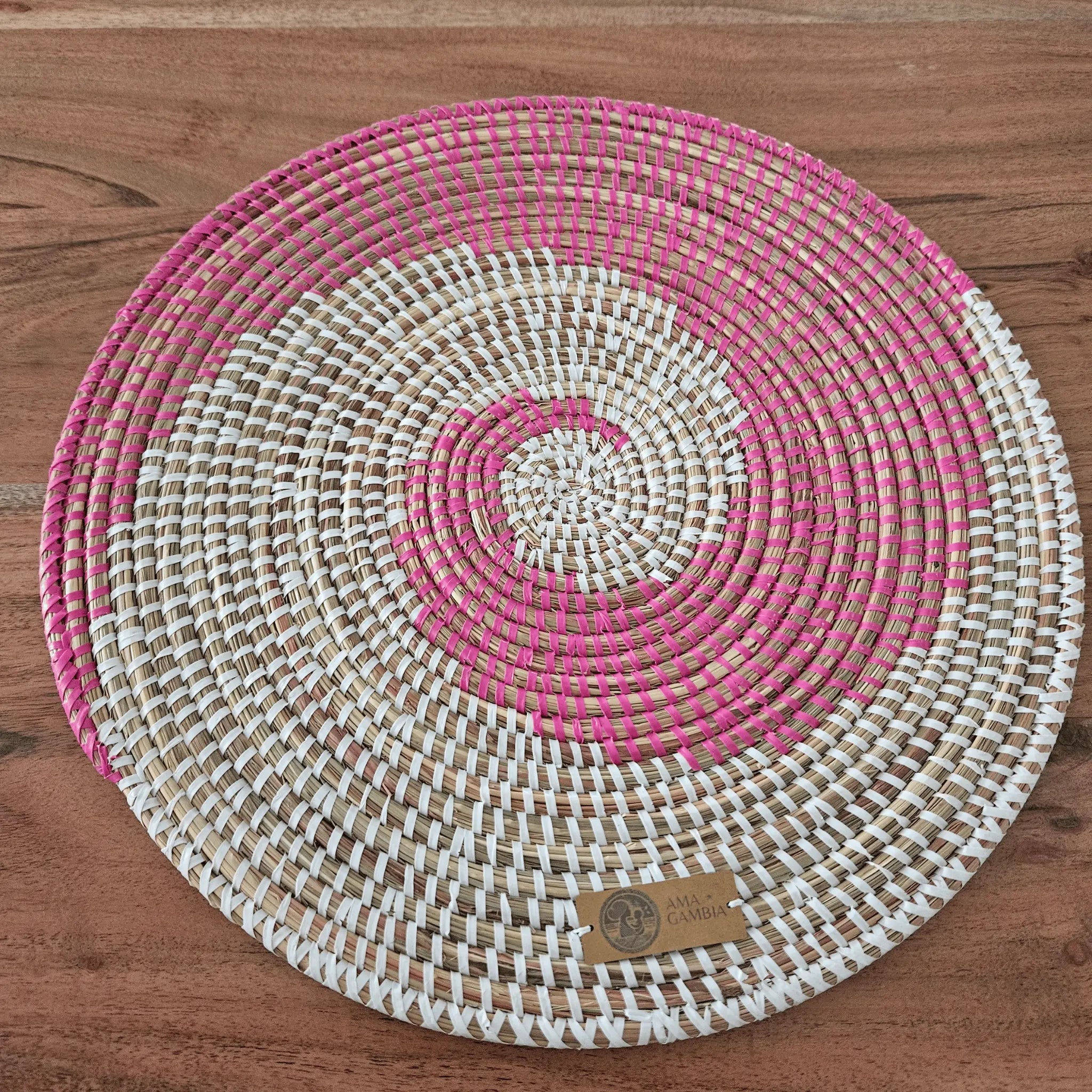 Image d'un set de table tressé blanc et rose fibres naturelles