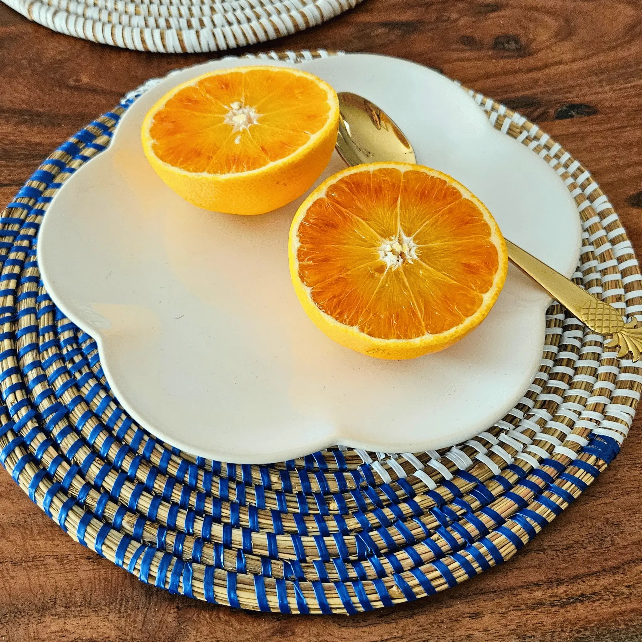 Image d'un set de table rond tressé naturel blanc et bleu