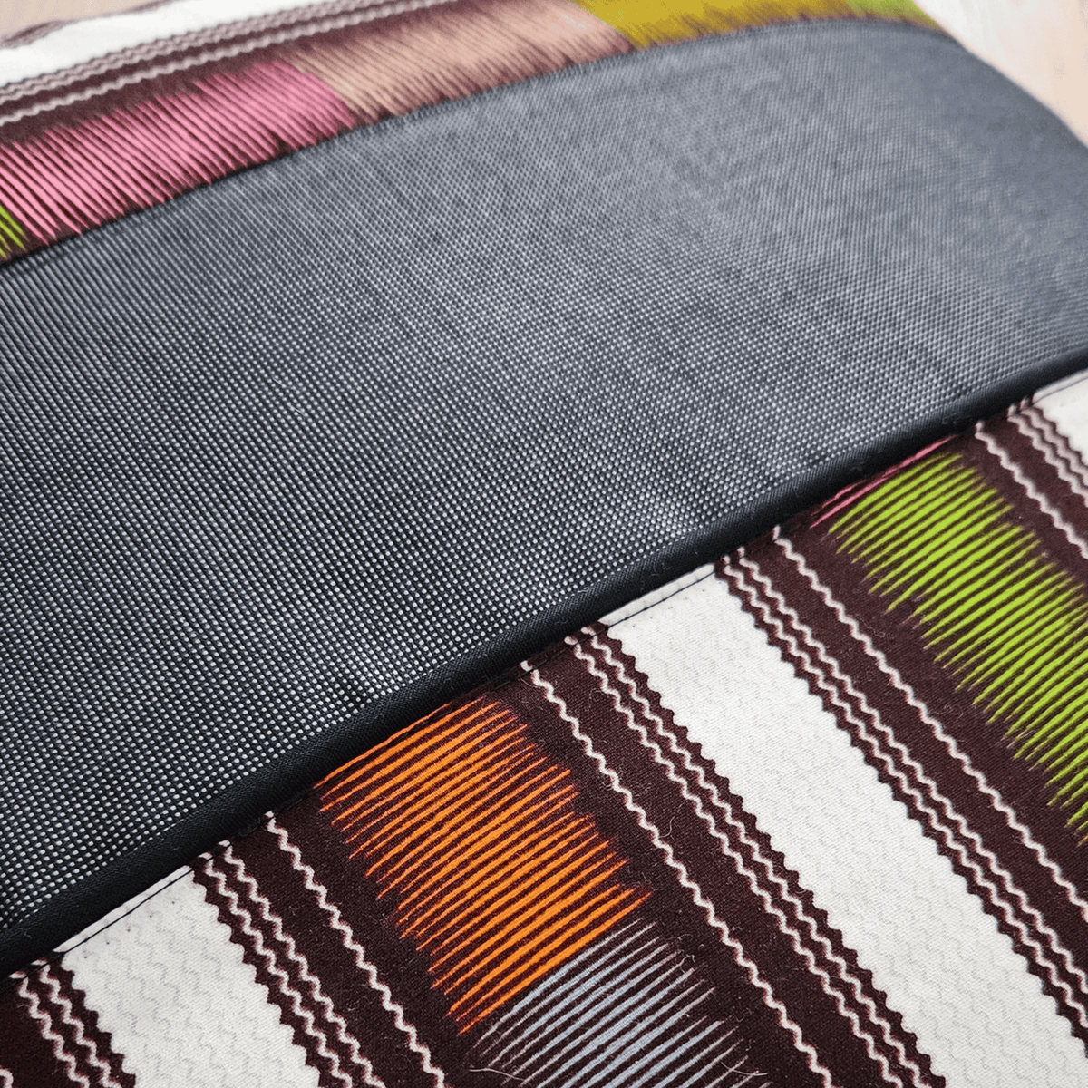 Image des détails d'un coussin en wax multicolore