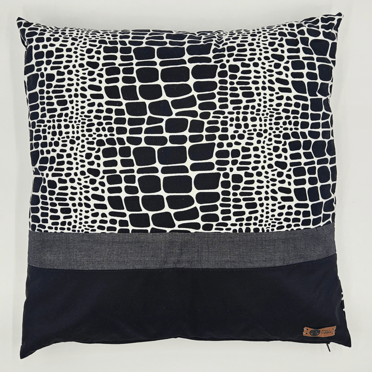 Image d'un coussin noir, blanc et gris avec tissu wax africain