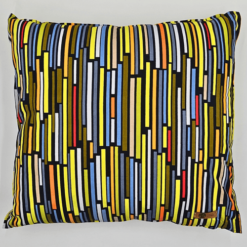 Image d'un coussin en tissu wax africain multicolore