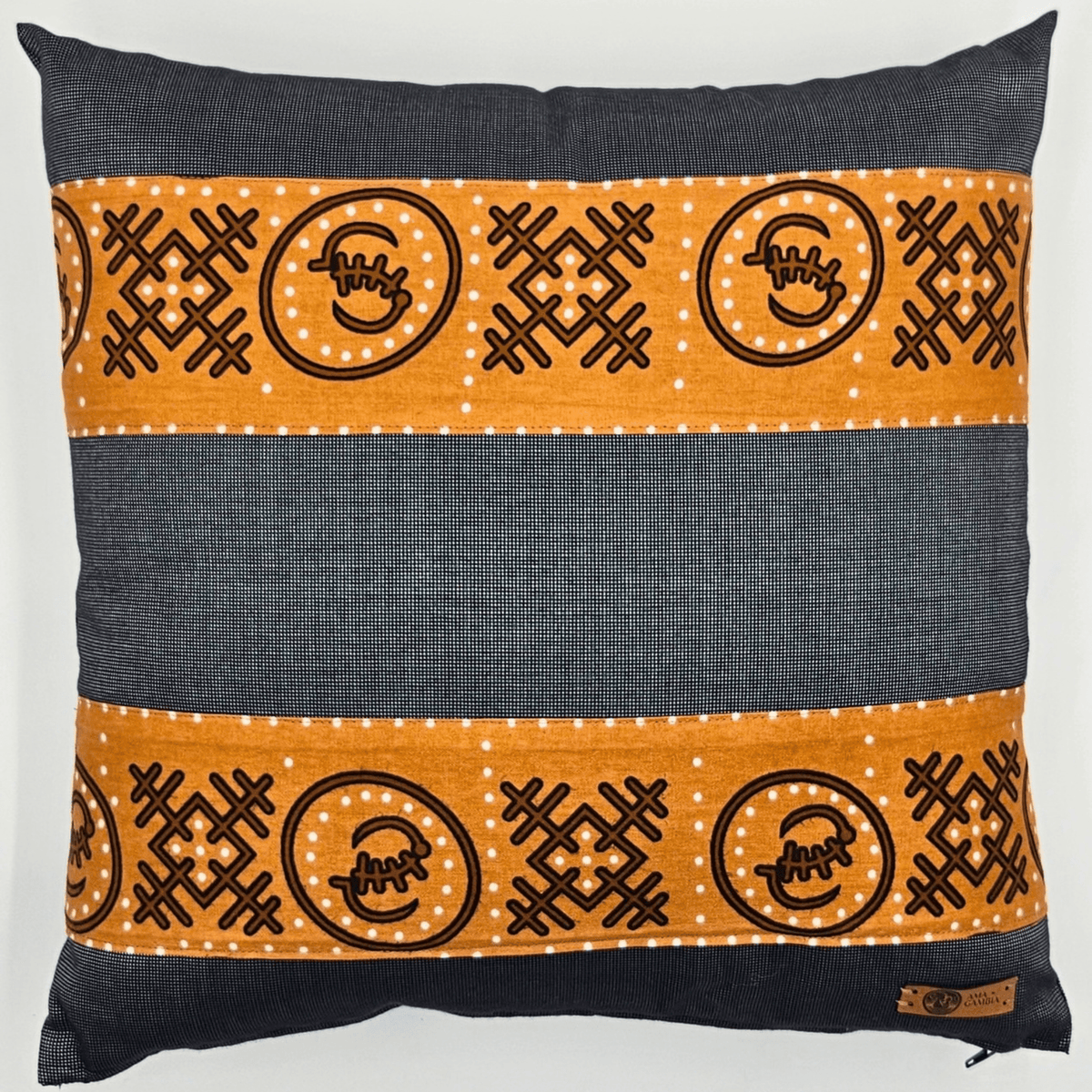 Image d'un coussin avec tissu wax brun avec motifs graphiques