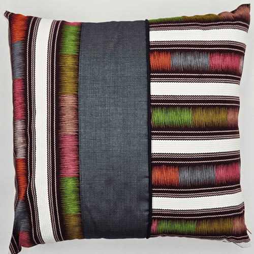 Image d'un coussin en wax africain et tissu gris uni