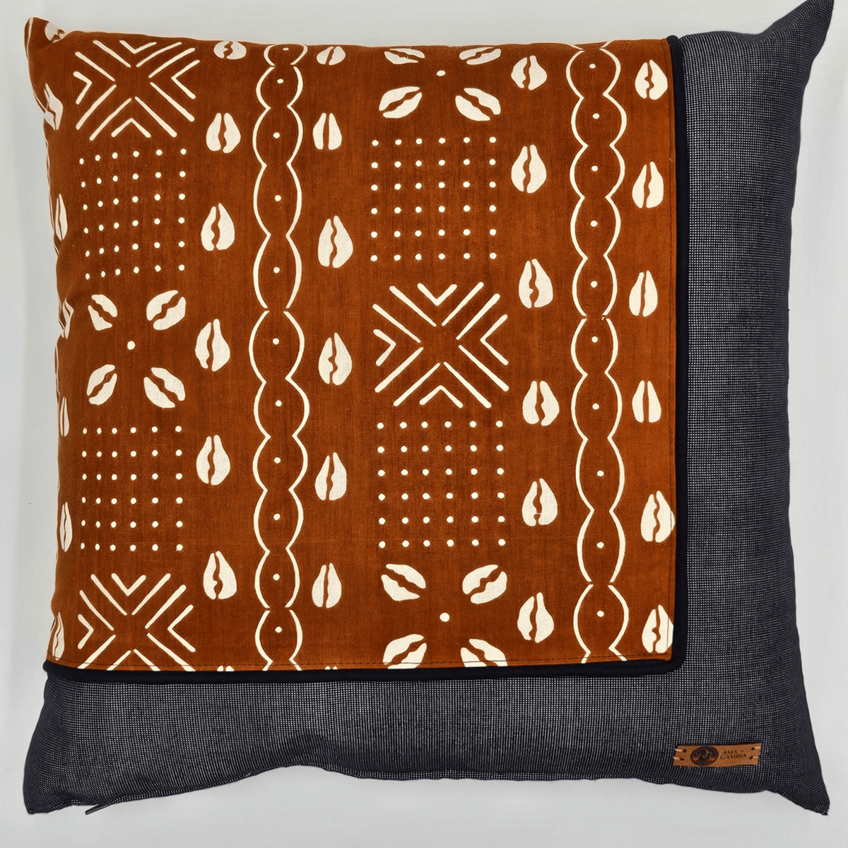 Image d'un coussin avec tissu wax brun et tissu uni gris