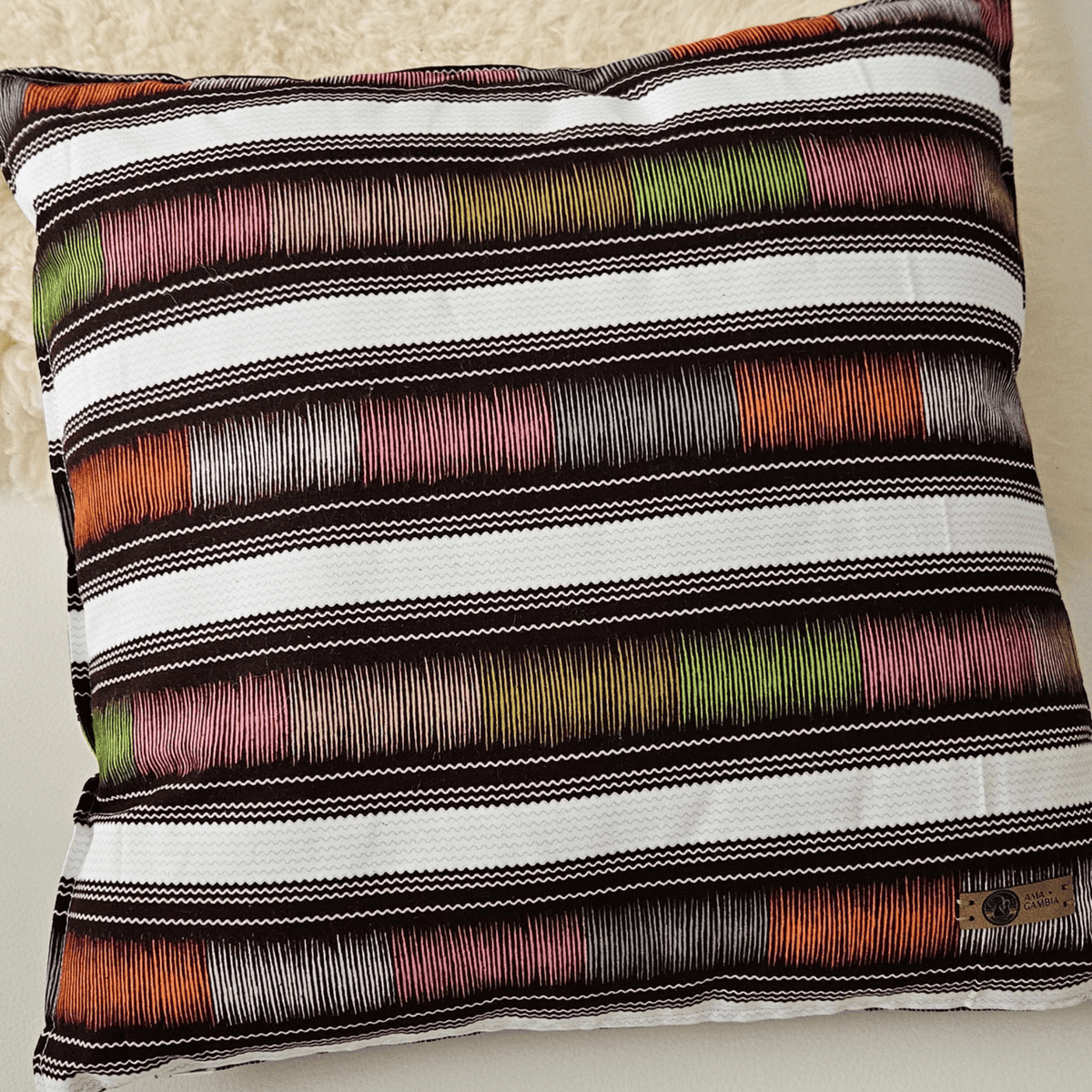 Image d'un coussin multicolore en wax africain