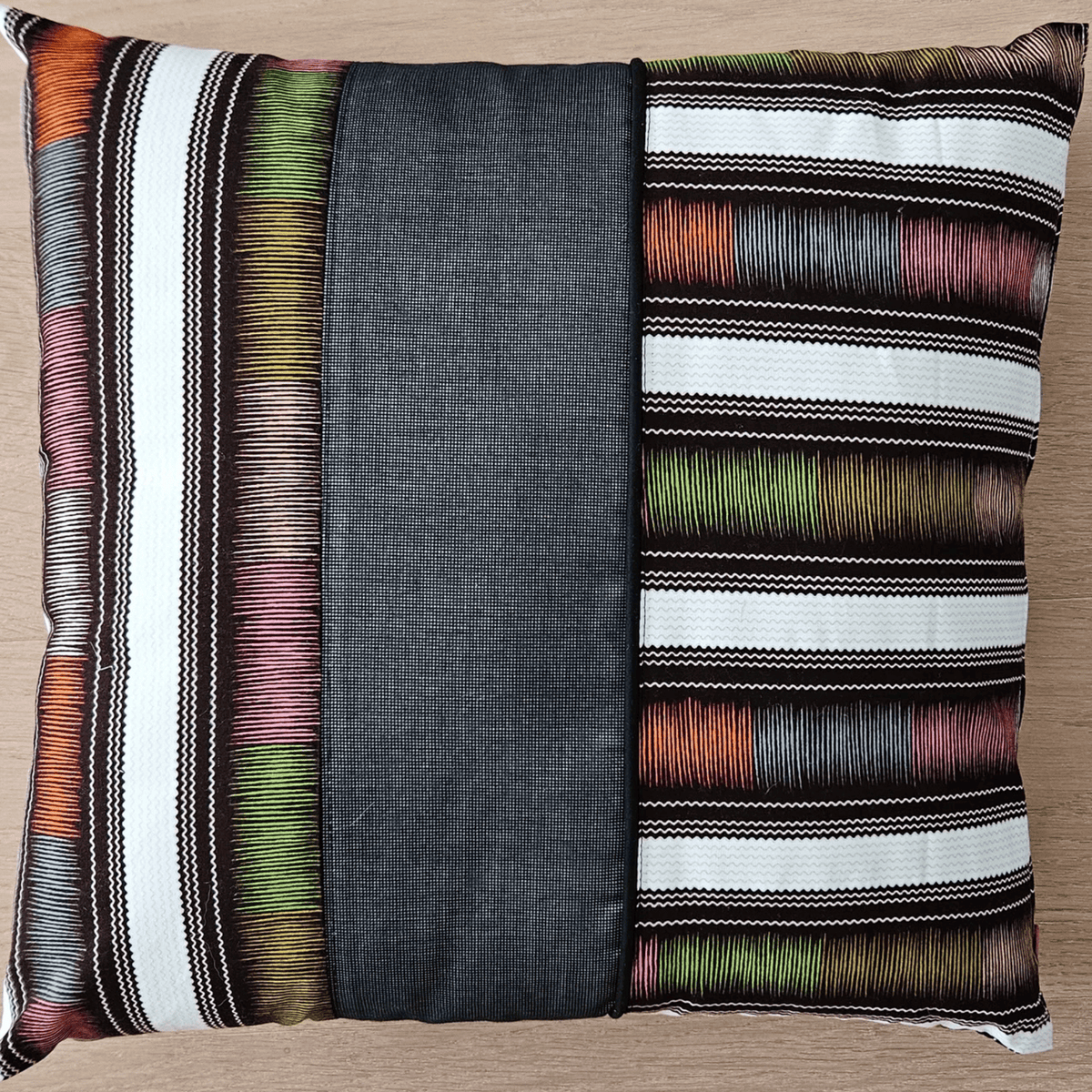 Image d'un coussin en tissu wax africain et multicolore