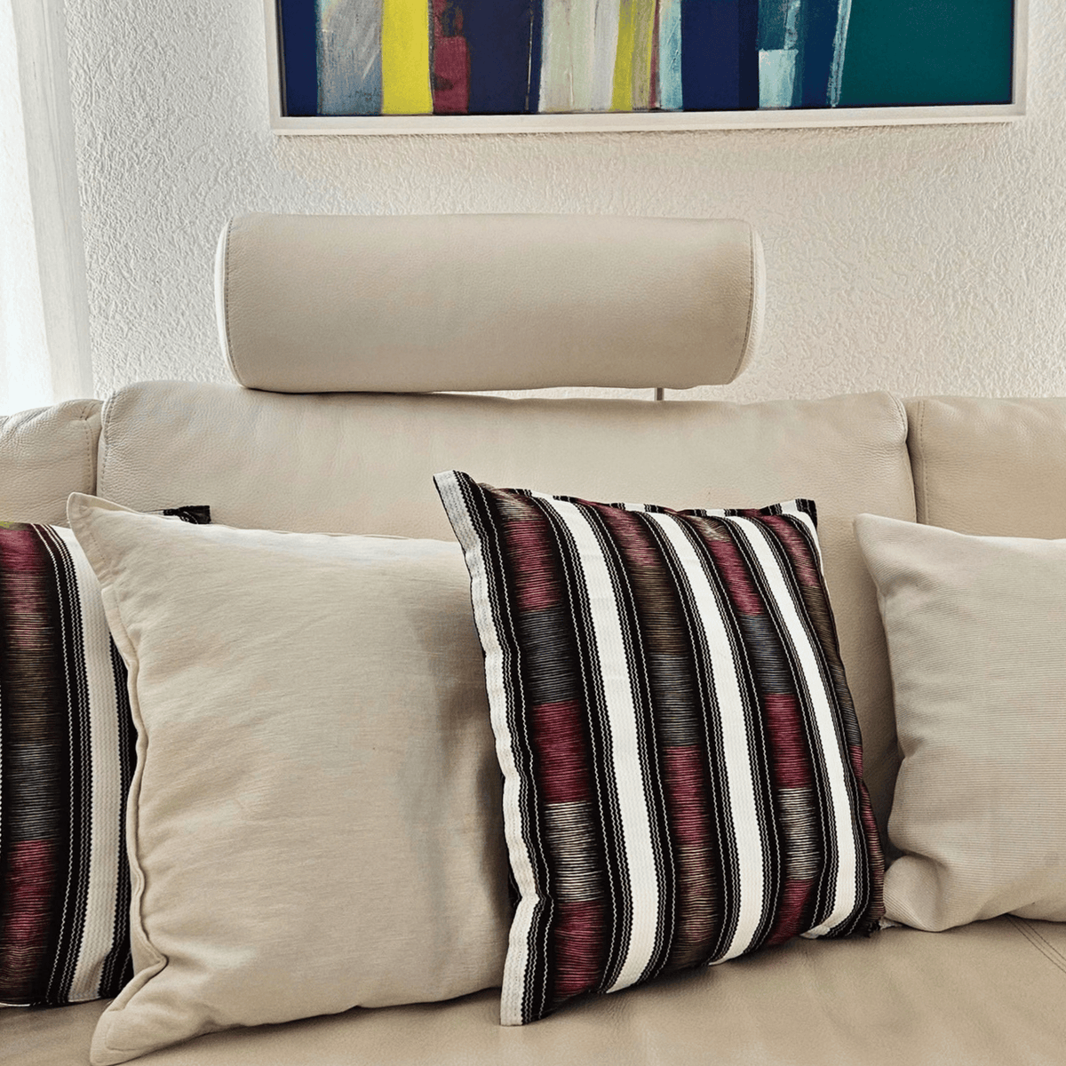 Image de coussins en wax et coussins blancs dans un salon moderne