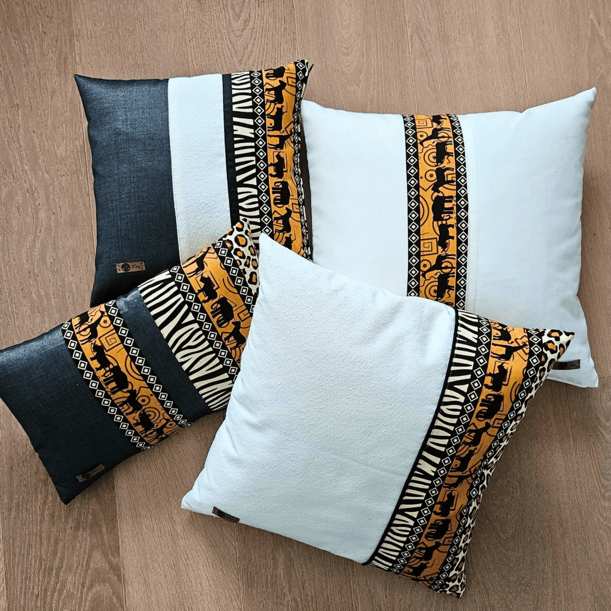 Image de quatre coussins en wax africain avec motifs d'animaux