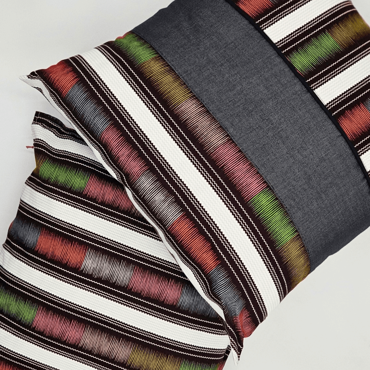Image de deux coussins en tissu wax africain multicolore