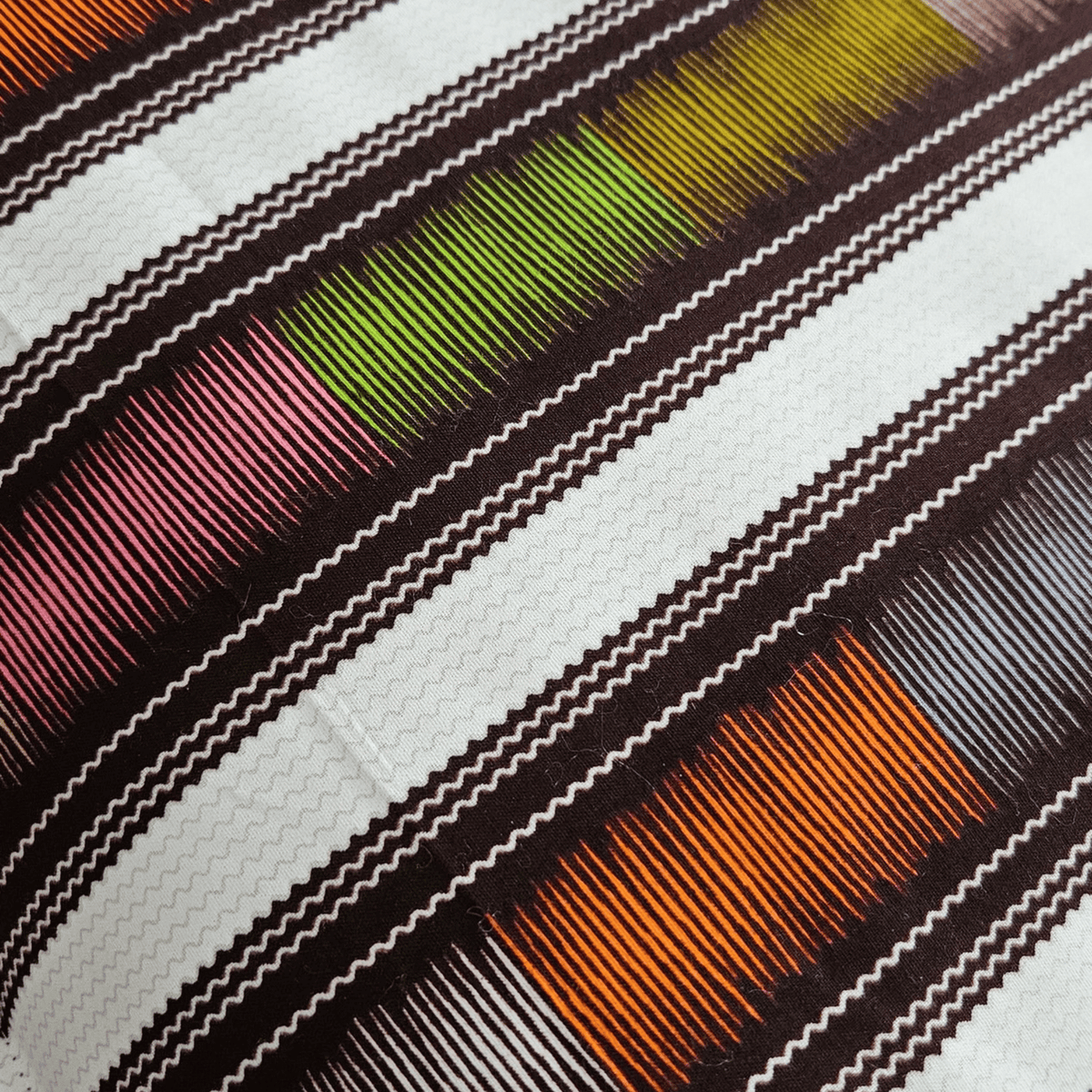 Image d'un coussin, détails du wax multicolore