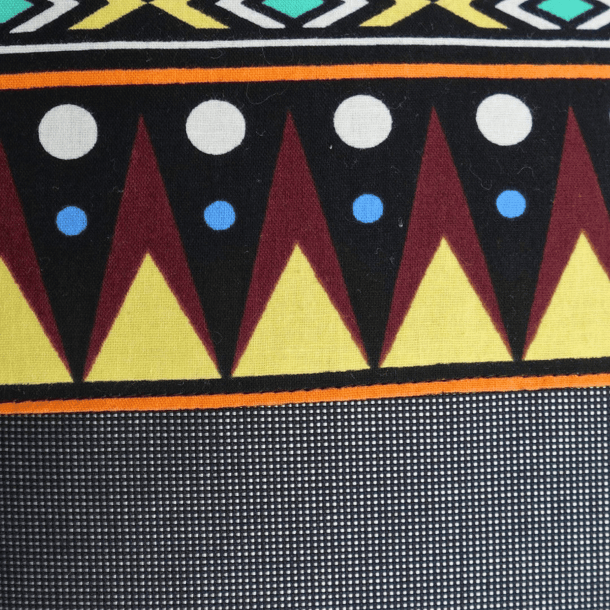 Image des détails d'un tissu wax graphiques et tissu uni gris