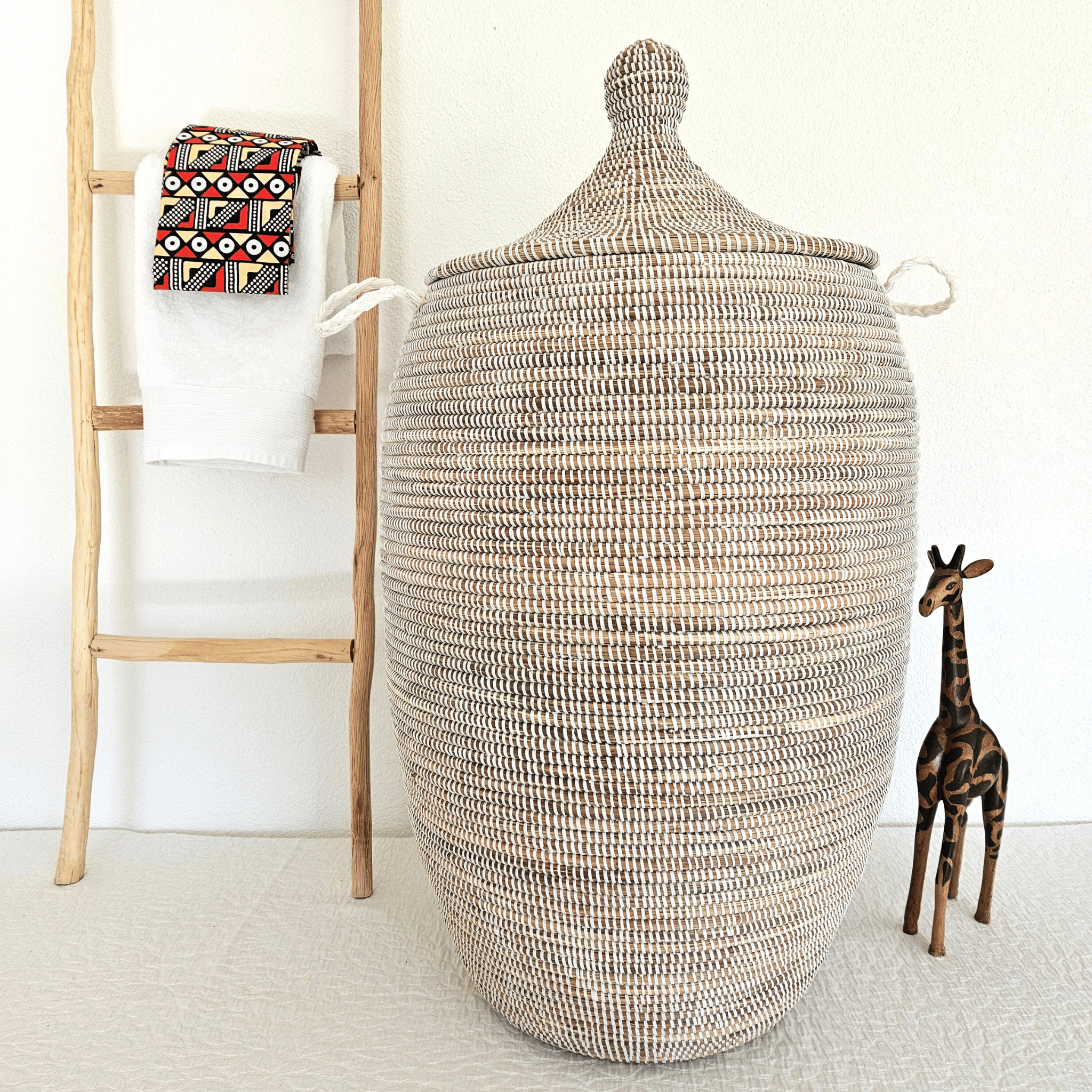 Image d'un grand panier à linge blanc avec couvercle tressé