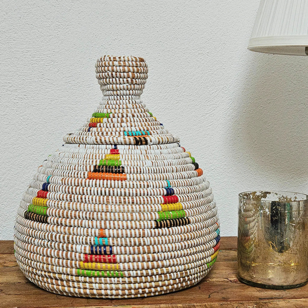 Image d'un panier tressé rond blanc avec couvercle