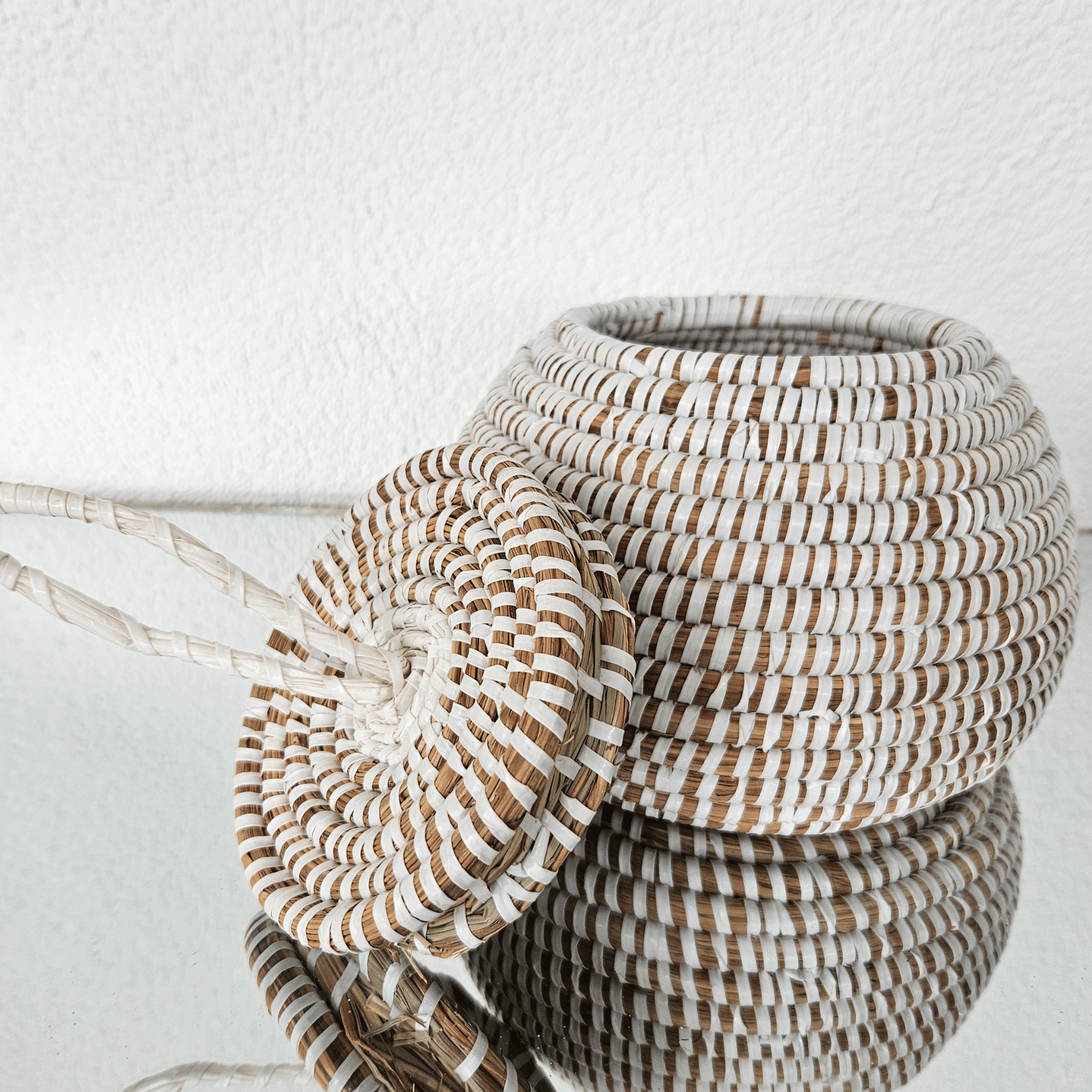 Image d'un panier de décoration tressé blanc rond avec couvercle