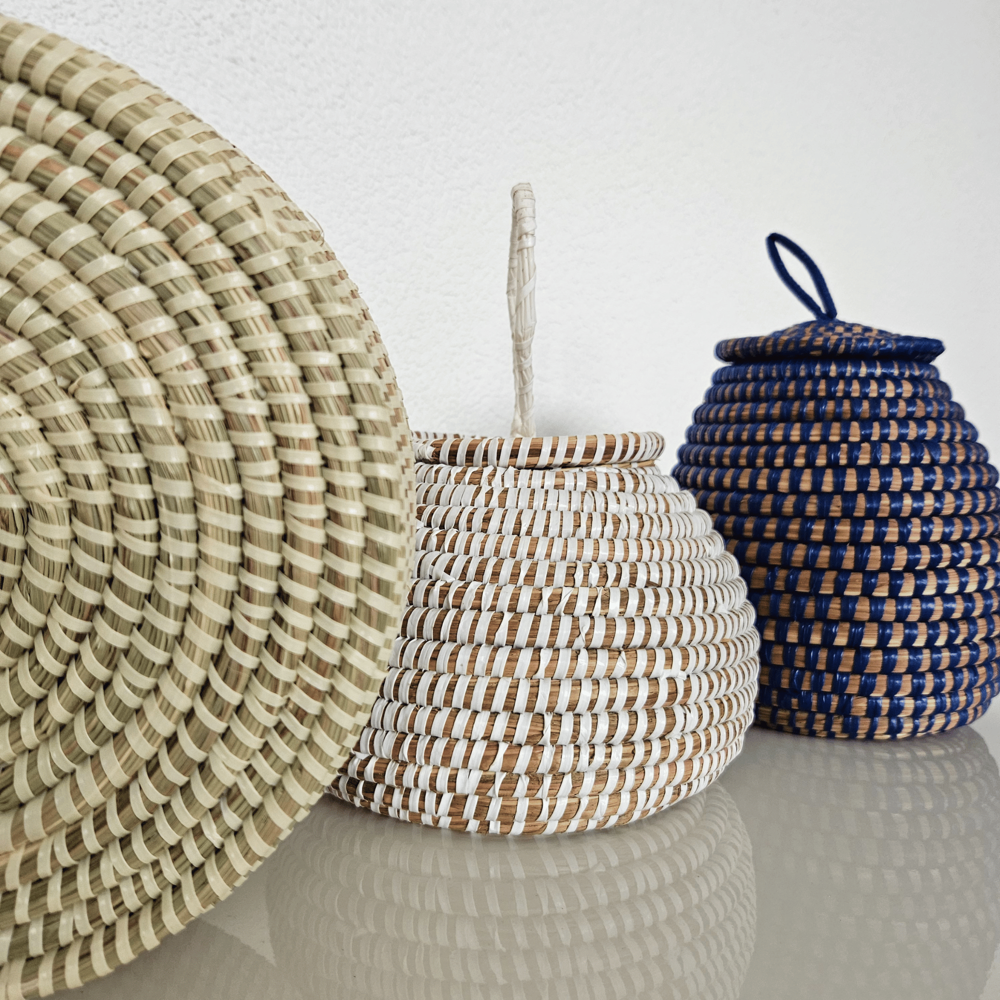 Image de paniers tressé beige blanc et bleu avec couvercle pour décoration